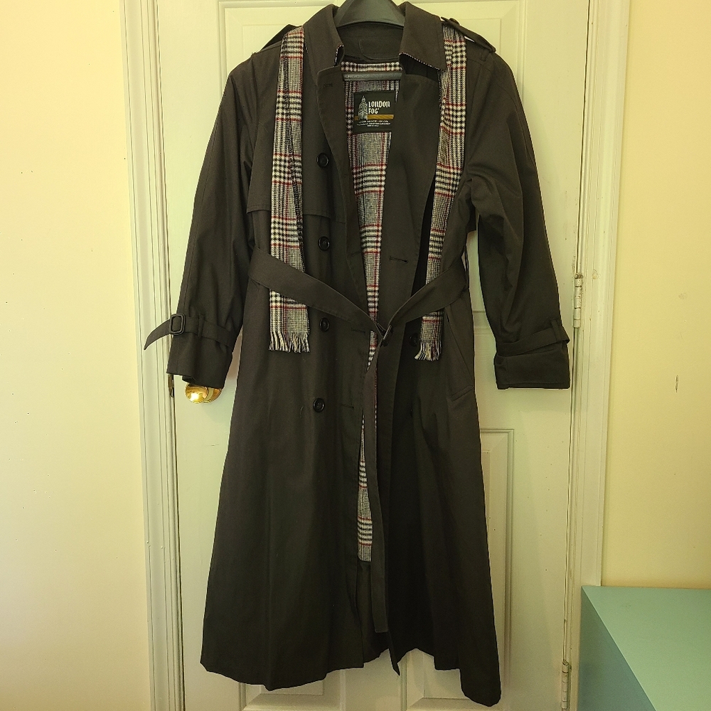 LONDON FOG WOMEN’S TRENCH COAT, Size 12 PET. With Belt, Scaft, Good Condition